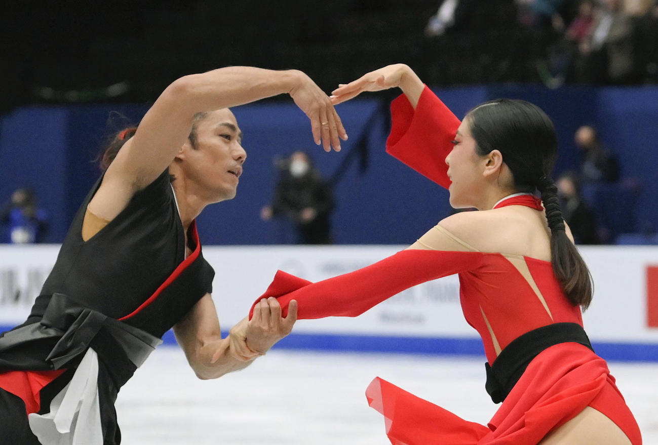 アイスダンスRD　演技する村元（右）、高橋組（共同）
