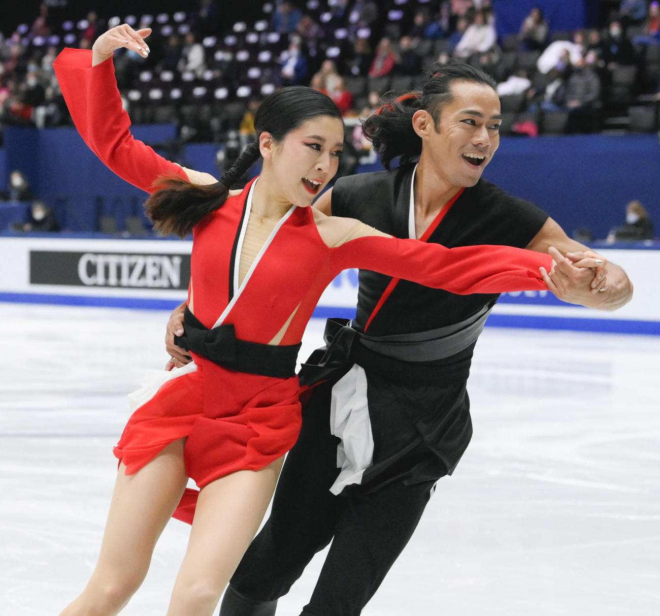 アイスダンスRD　演技する村元（左）、高橋組（共同）