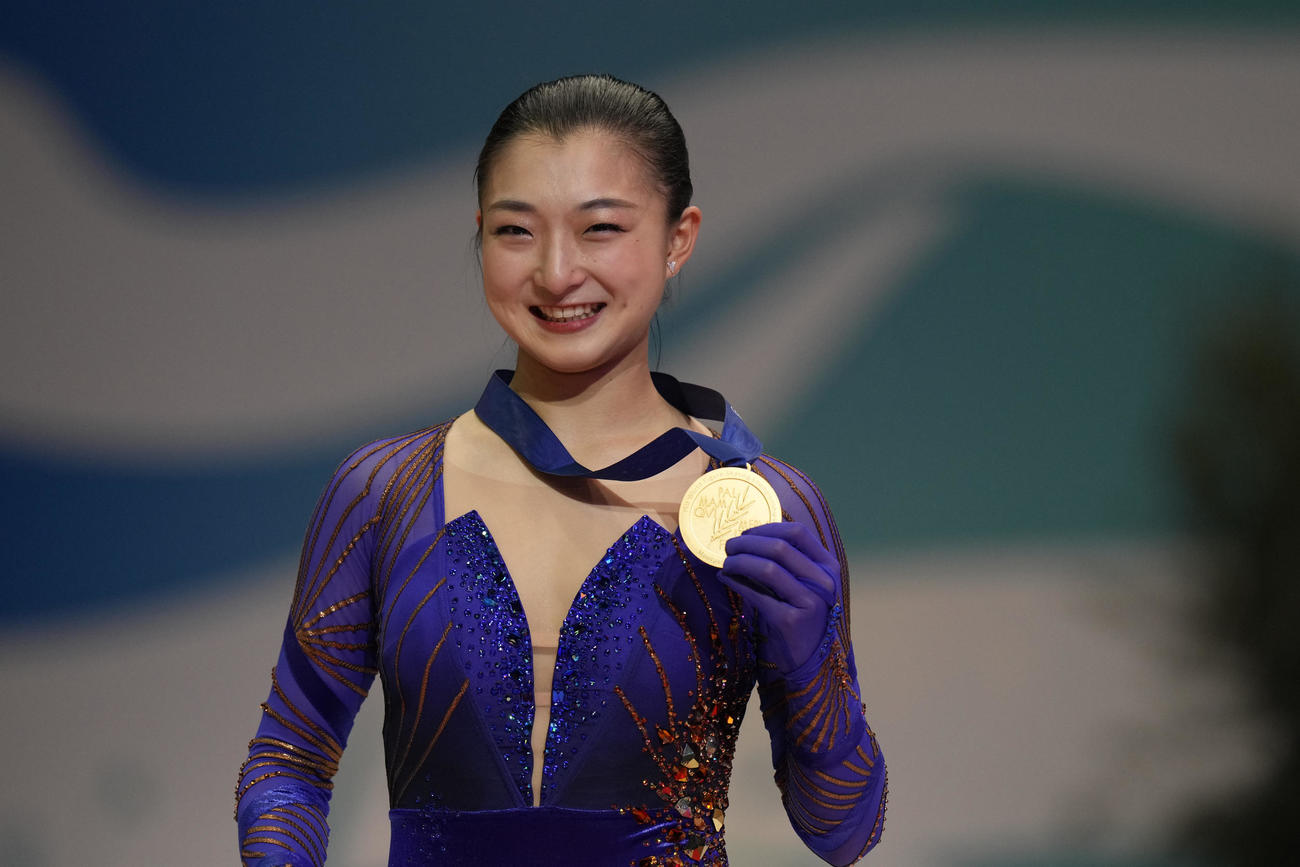 フィギュアスケート世界選手権　優勝しメダルを掲げる坂本花織（AP）
