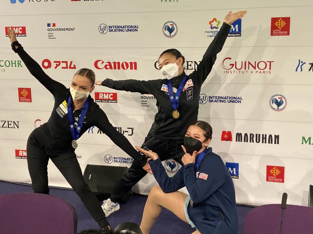 世界選手権女子で初優勝した坂本花織（中央）と2位のルナ・ヘンドリックス（左）、3位のアリサ・リュウは個性あふれるポーズを決める