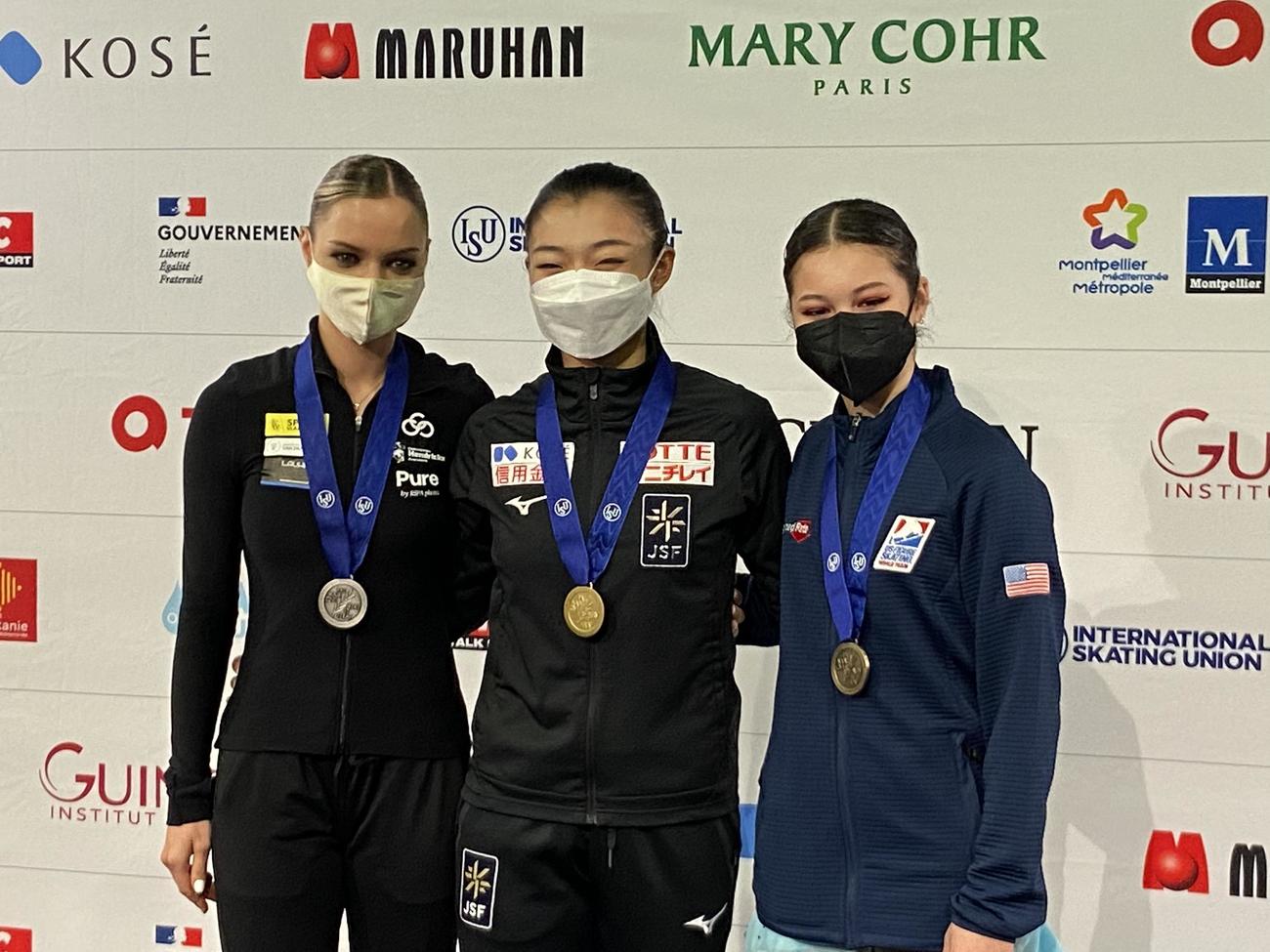 世界選手権女子で初優勝した坂本花織（中央）と2位のルナ・ヘンドリックス（左）、3位のアリサ・リュウ