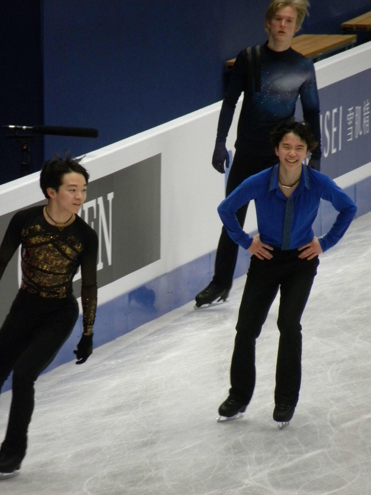 世界選手権男子フリー前の公式練習で笑顔を見せる鍵山優真（左）と友野一希（右）