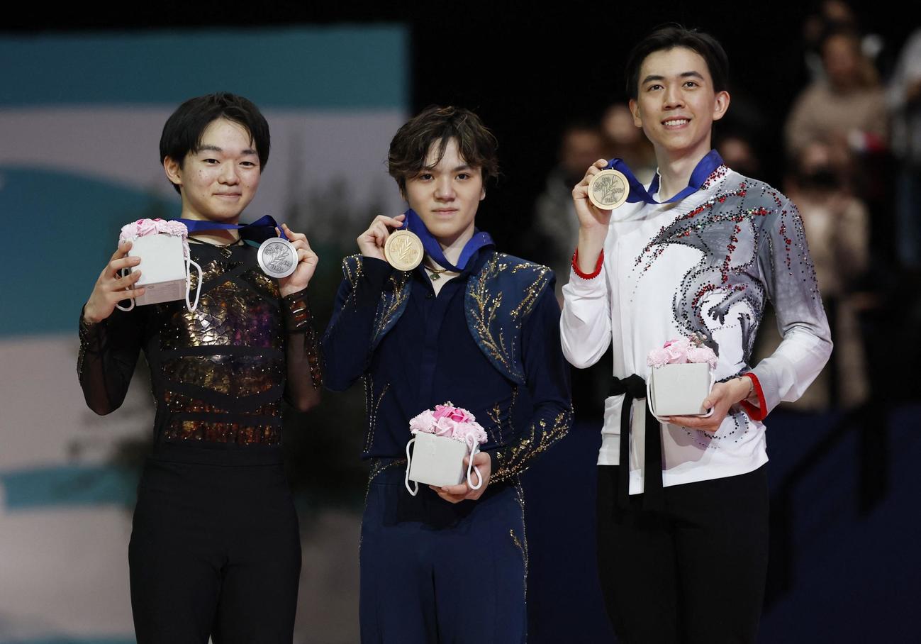 メダルを見せる1位の宇野（中央）と2位の鍵山（左）、3位のビンセント・ジョウ（右）（ロイター）