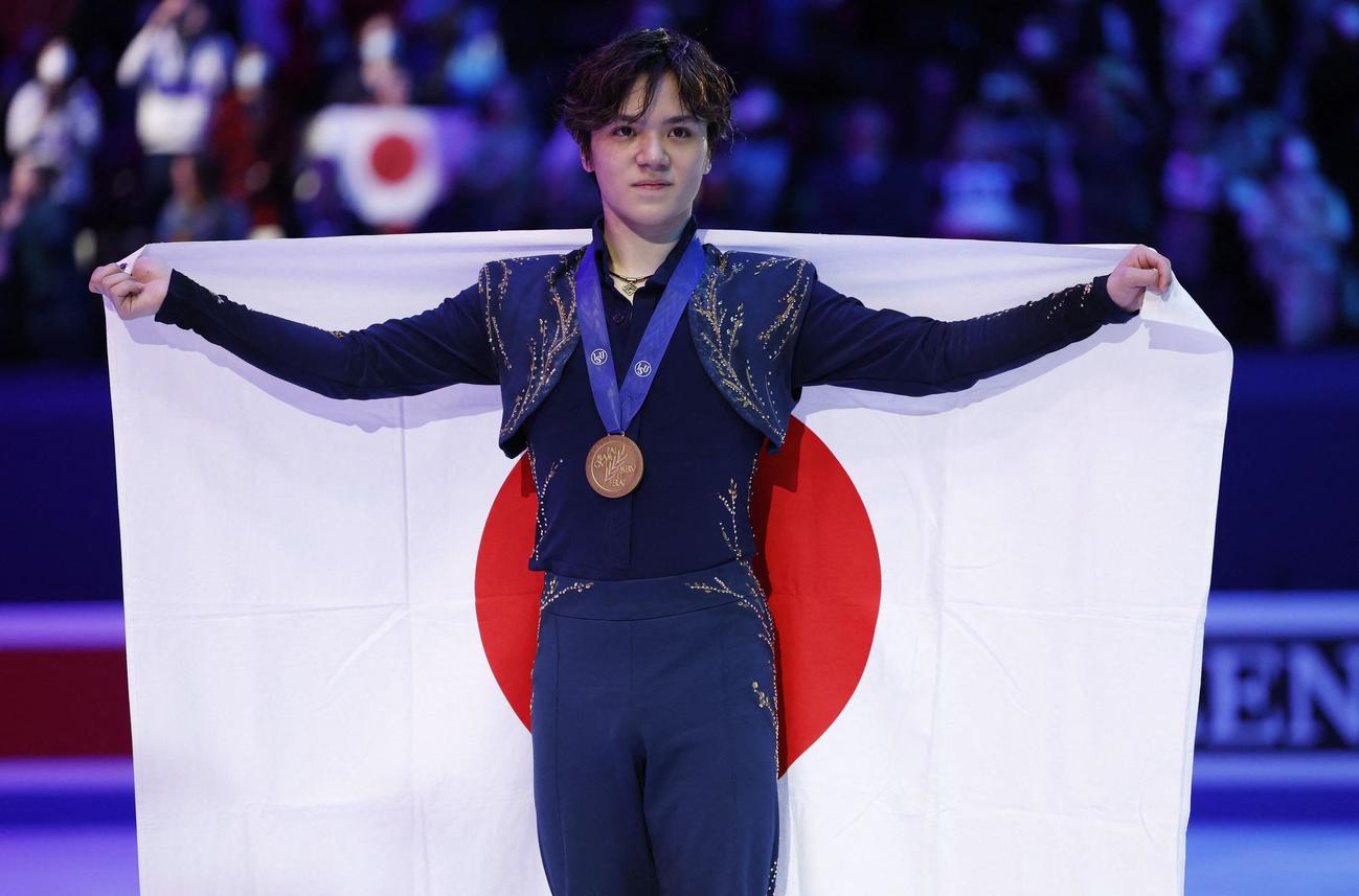 国旗を広げる宇野昌磨（ロイター）