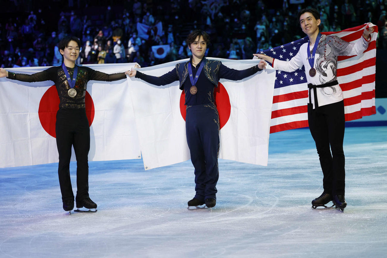 フィギュアスケートの世界選手権男子で初優勝した宇野（中央）と2位の鍵山（左）、3位のビンセント・ジョウ（右）（ロイター）