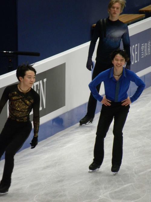 世界選手権男子フリー前の公式練習で笑顔を見せる鍵山優真（左）と友野一希（右）