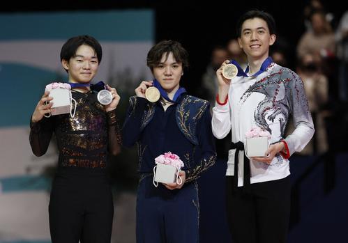 メダルを見せる1位の宇野（中央）と2位の鍵山（左）、3位のビンセント・ジョウ（右）（ロイター）