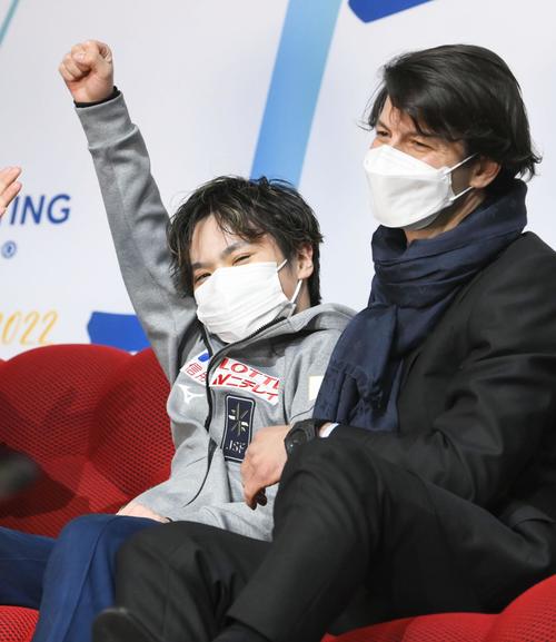 フィギュアスケートの世界選手権男子で初優勝し、ガッツポーズする宇野昌磨。右はステファン・ランビエル・コーチ（共同）