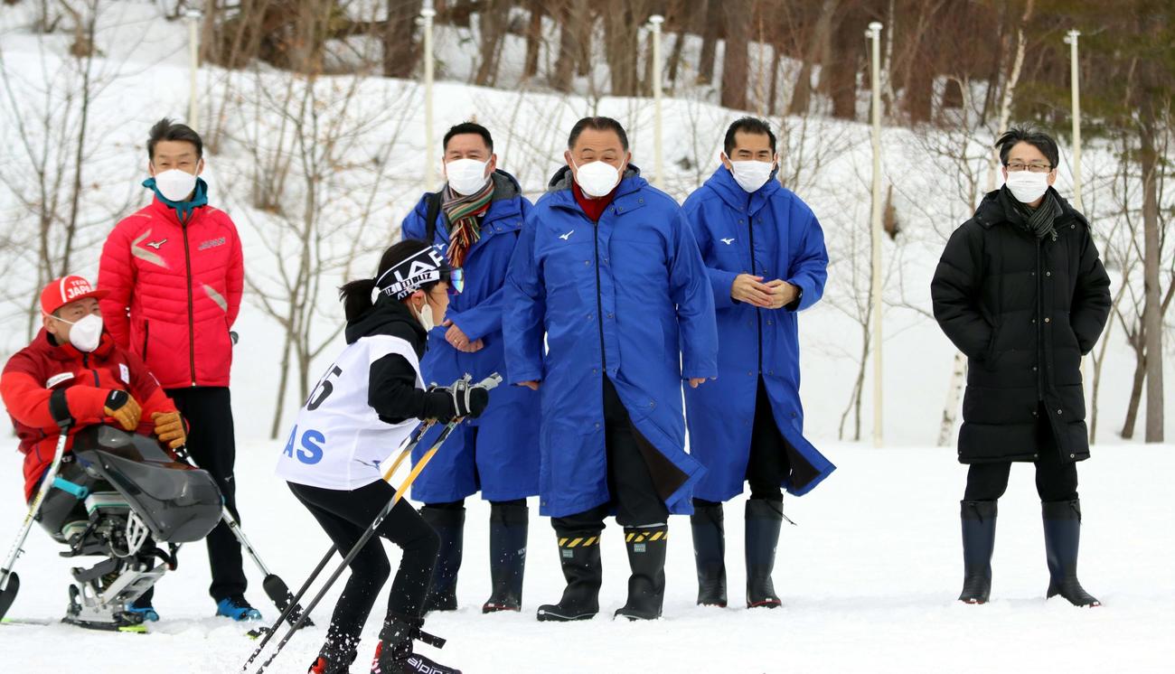 子どもたちの滑りを見守るJOC山下会長（中央）（撮影・永野高輔）