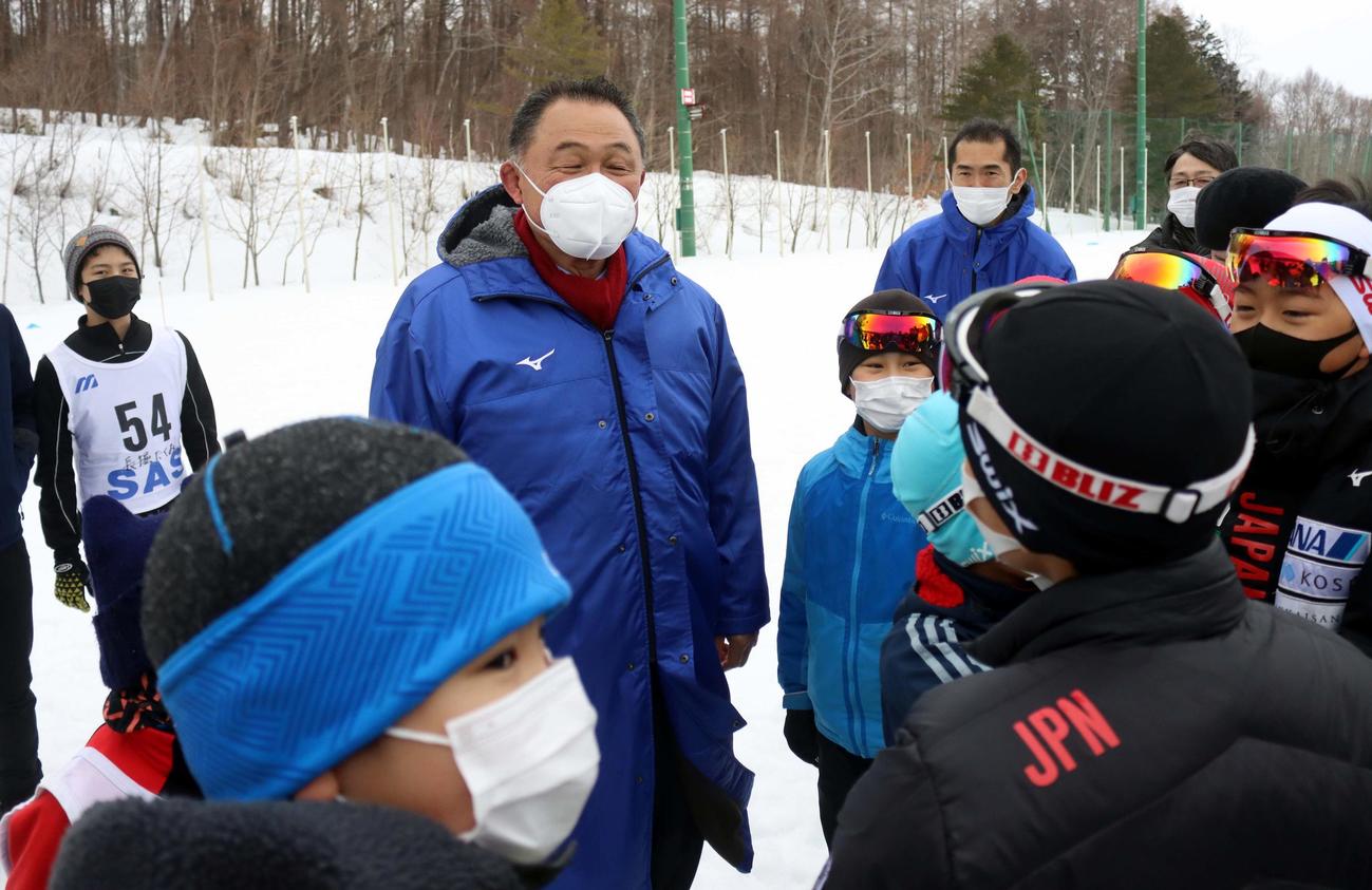 子どもたちの質問に笑顔で答えるJOC山下泰裕会長（中央）（撮影・永野高輔）