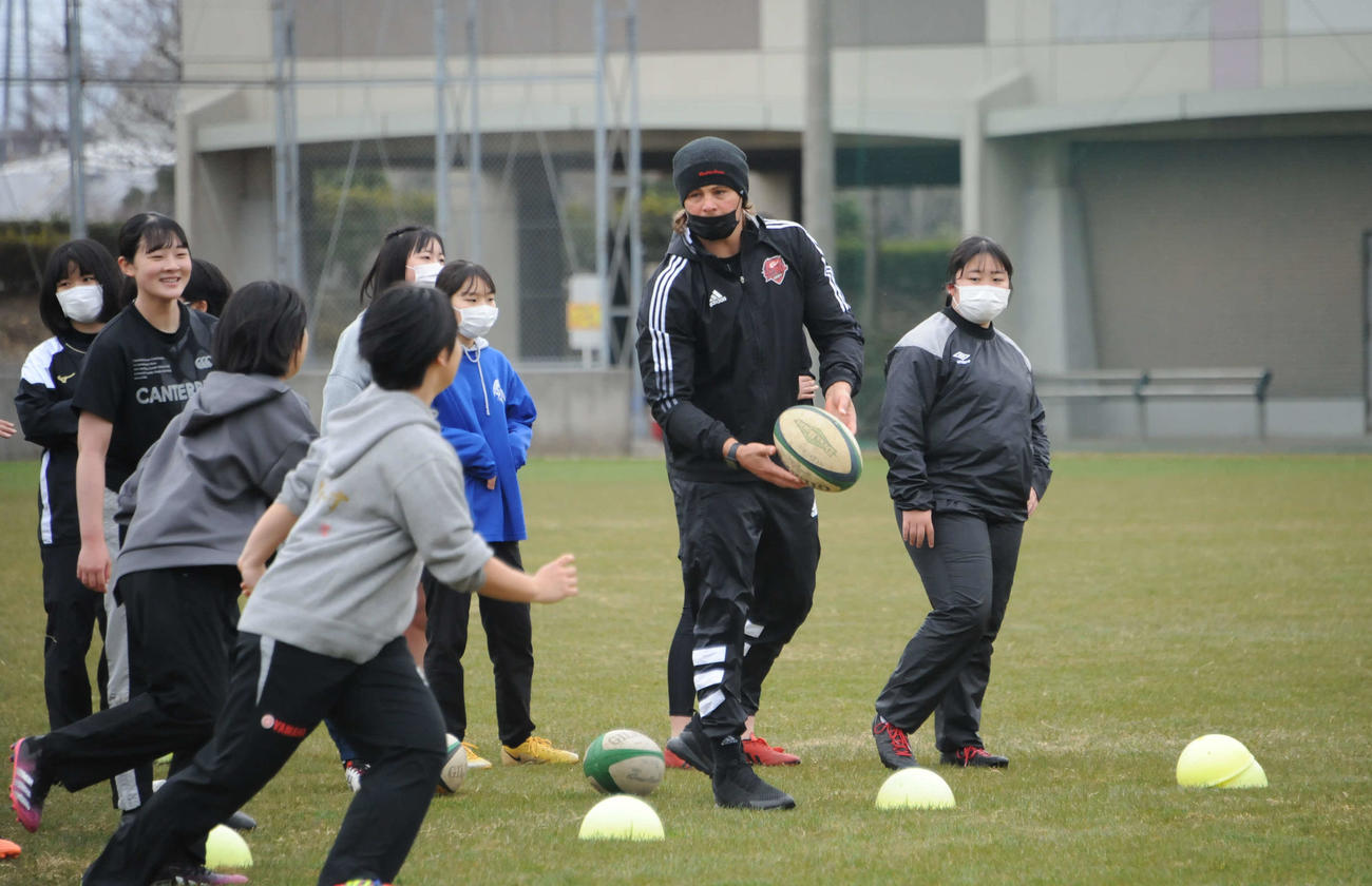 女子選手にパスを出すリーグワン大阪のファンデルヴァルト