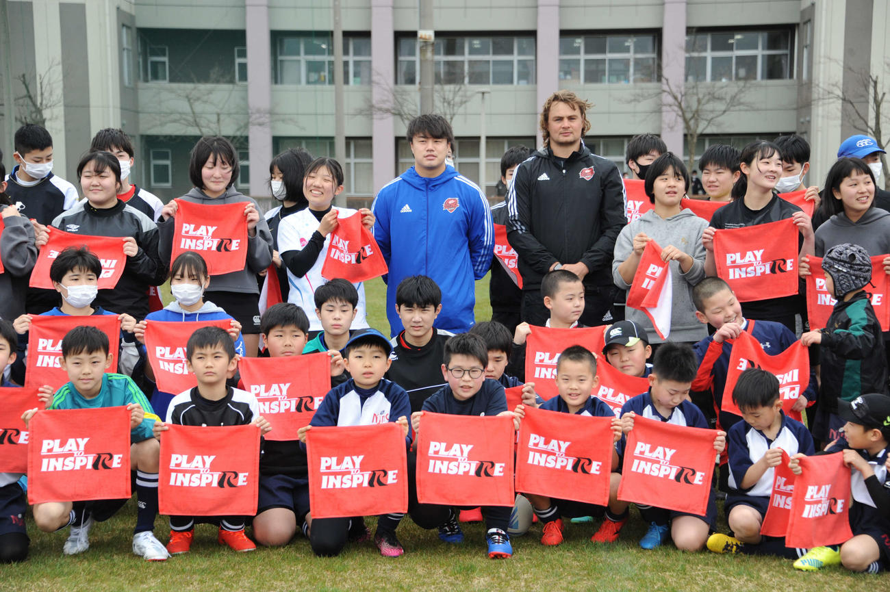 ラグビー教室参加者と記念撮影をするリーグワン大阪の射場大輔（後列中央左）とファンデルヴァルト