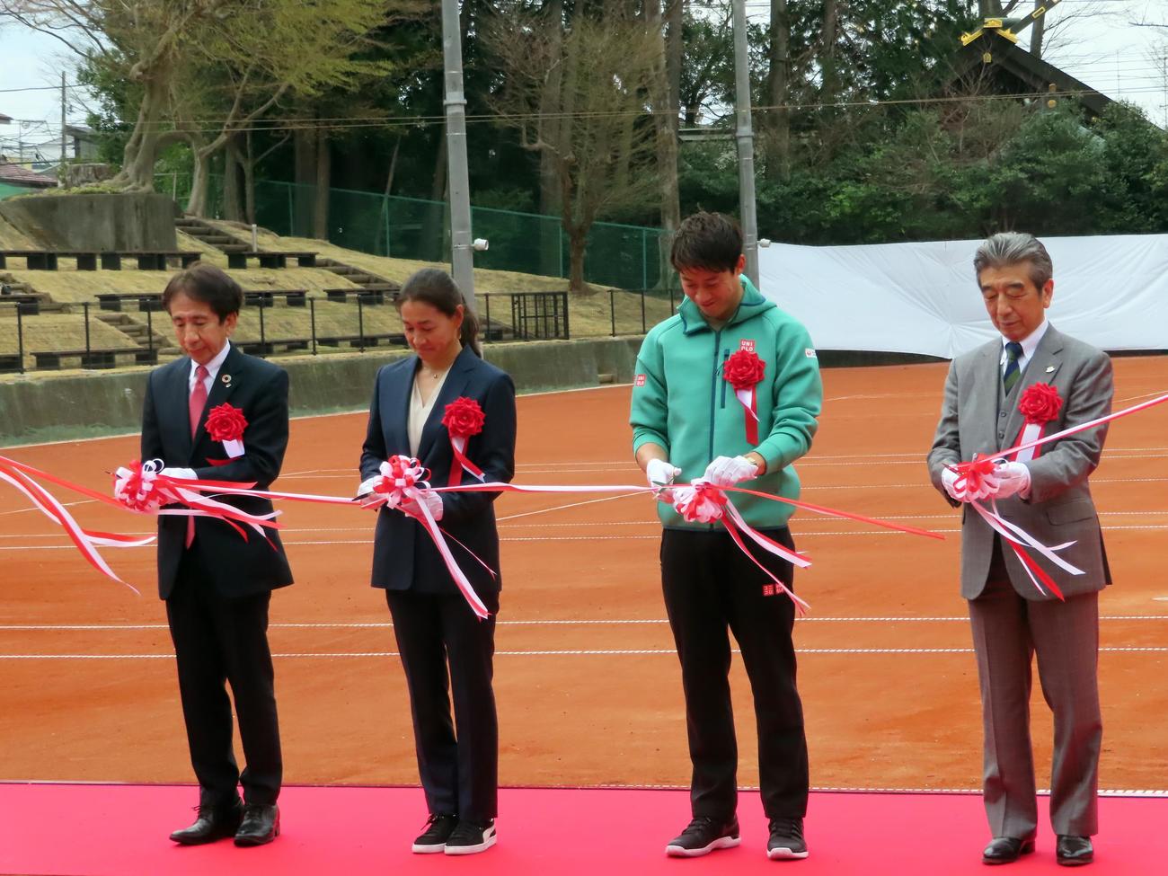 完成記念イベントでテープカットする錦織（右から2人目）と伊達公子氏（同3人目）