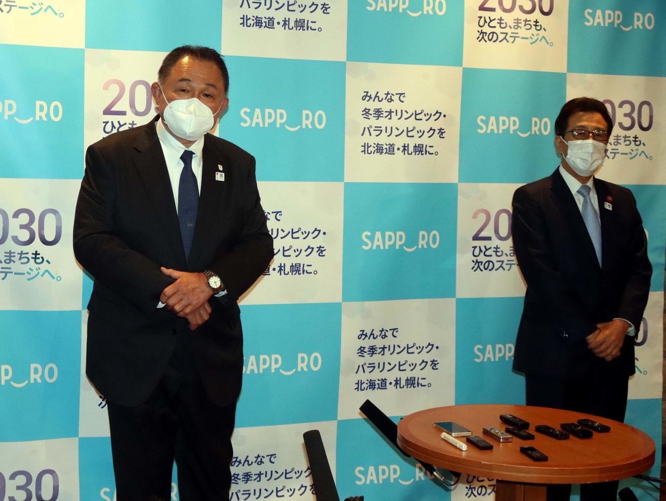 札幌五輪50周年記念行事後、報道陣に対応する（左から）山下JOC会長、秋元札幌市長（撮影・永野高輔）