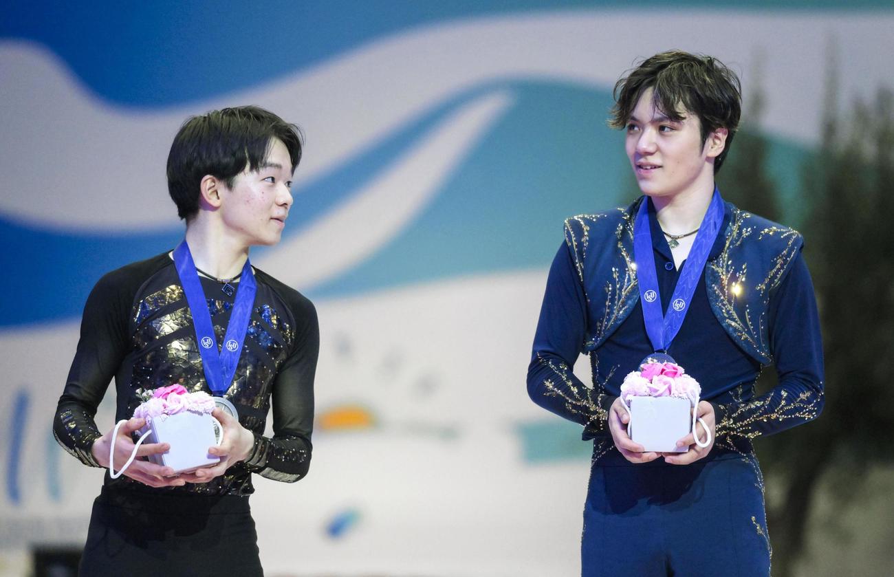 表彰式で言葉を交わす男子で優勝した宇野昌磨（右）と2位の鍵山優真（共同）