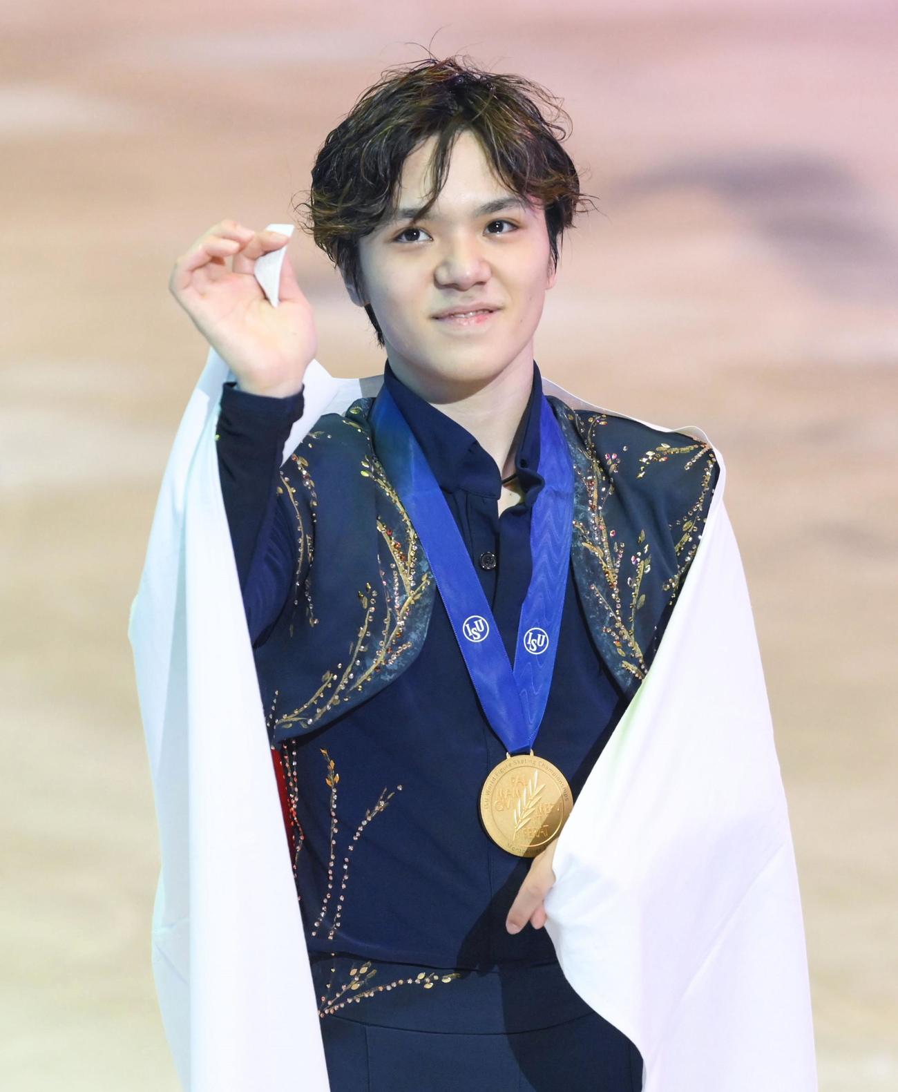 男子で初優勝し、観客に手を振る宇野昌磨（共同）