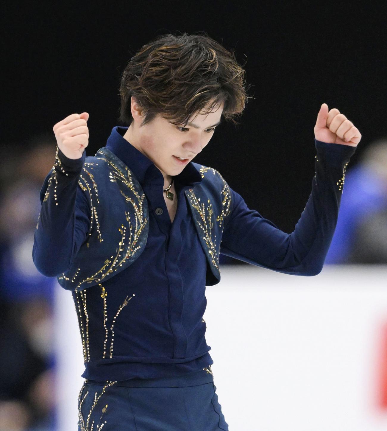 フリーの演技を終え、ガッツポーズする宇野昌磨。フィギュアスケートの世界選手権男子で初優勝した＝26日、フランス・モンペリエ（共同）
