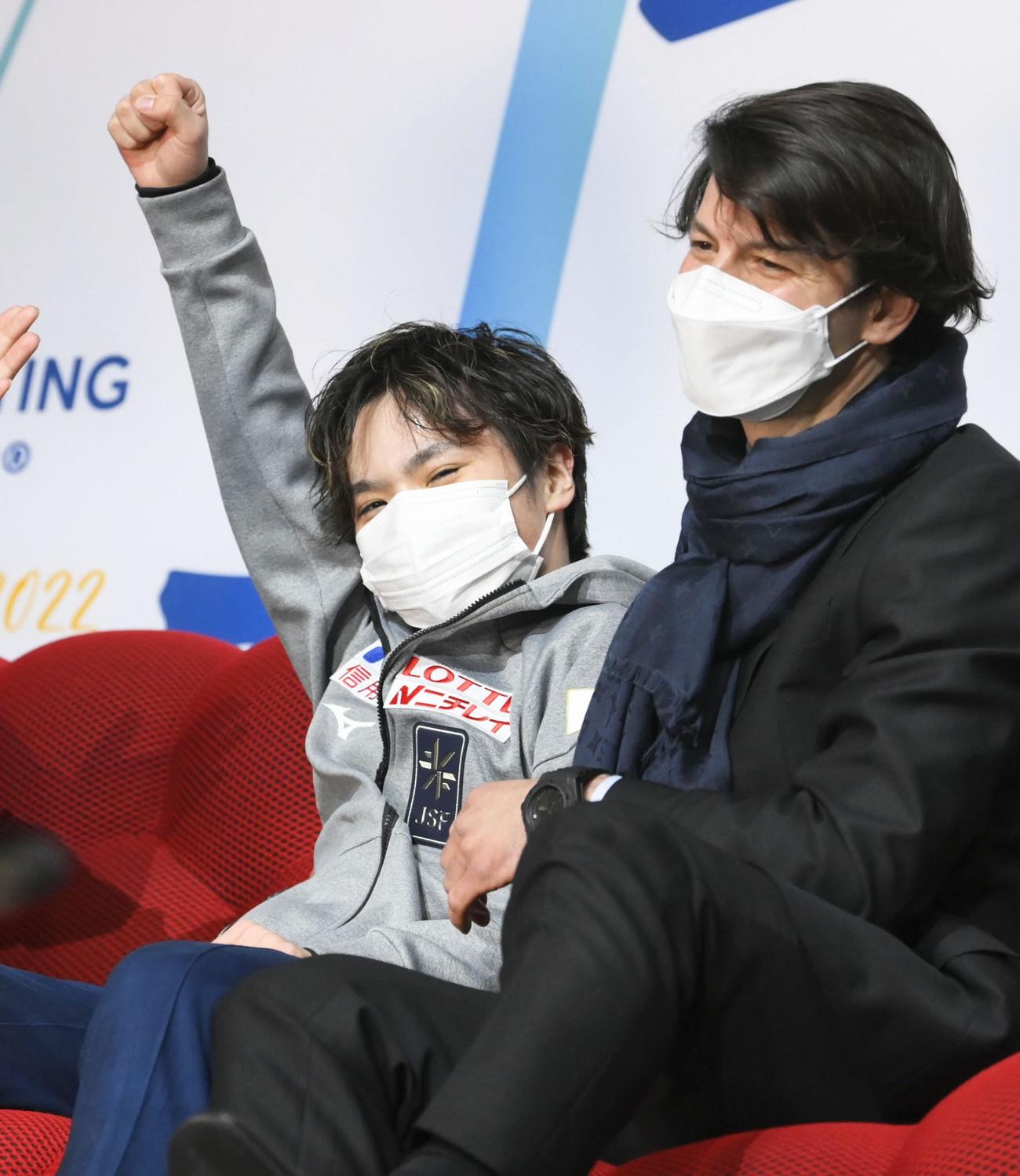 フィギュアスケートの世界選手権男子で初優勝し、ガッツポーズする宇野昌磨。右はステファン・ランビエル・コーチ（共同）