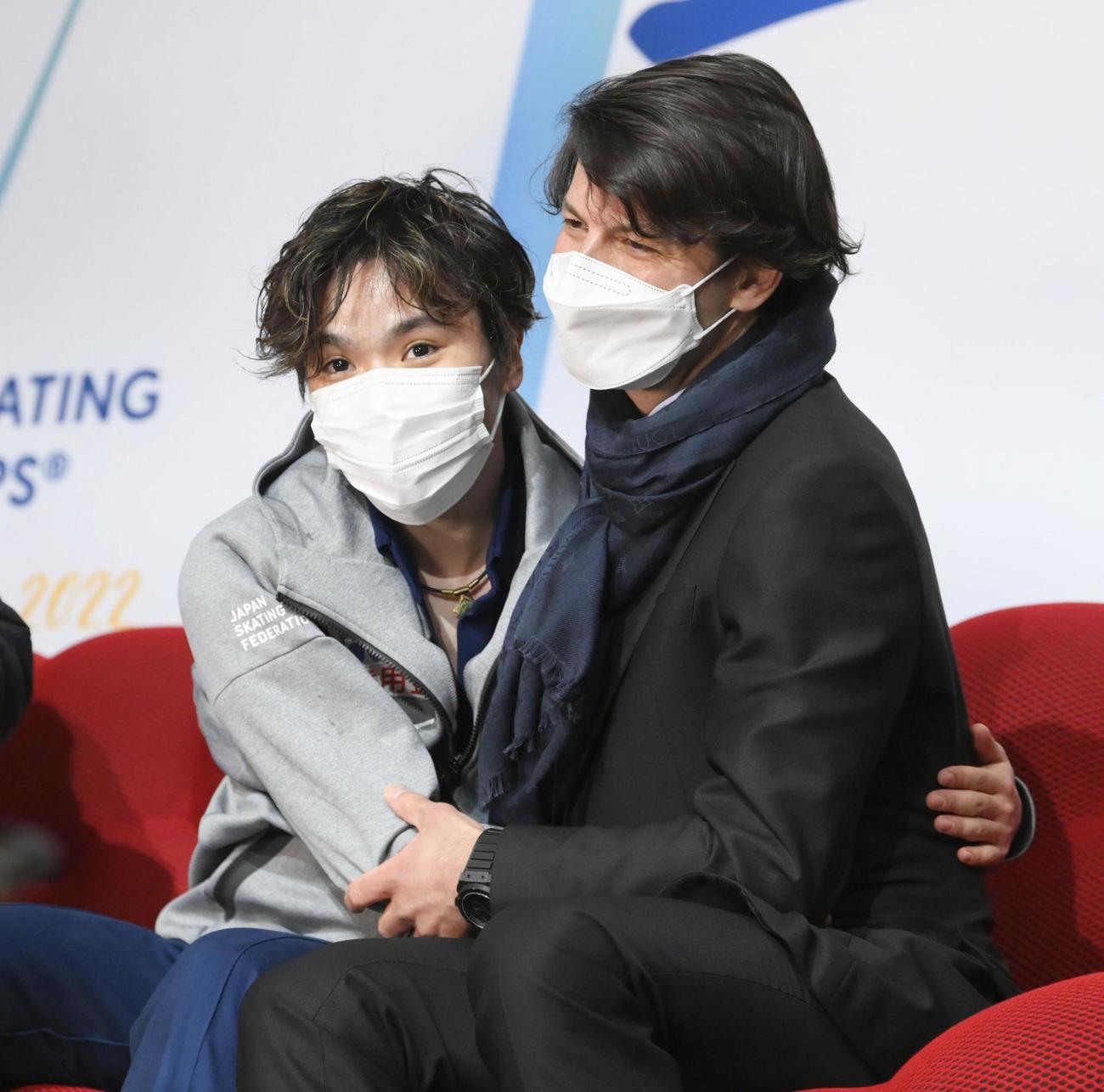 フィギュアスケートの世界選手権男子で初優勝し、ステファン・ランビエル・コーチ（右）と抱き合う宇野昌磨（共同）