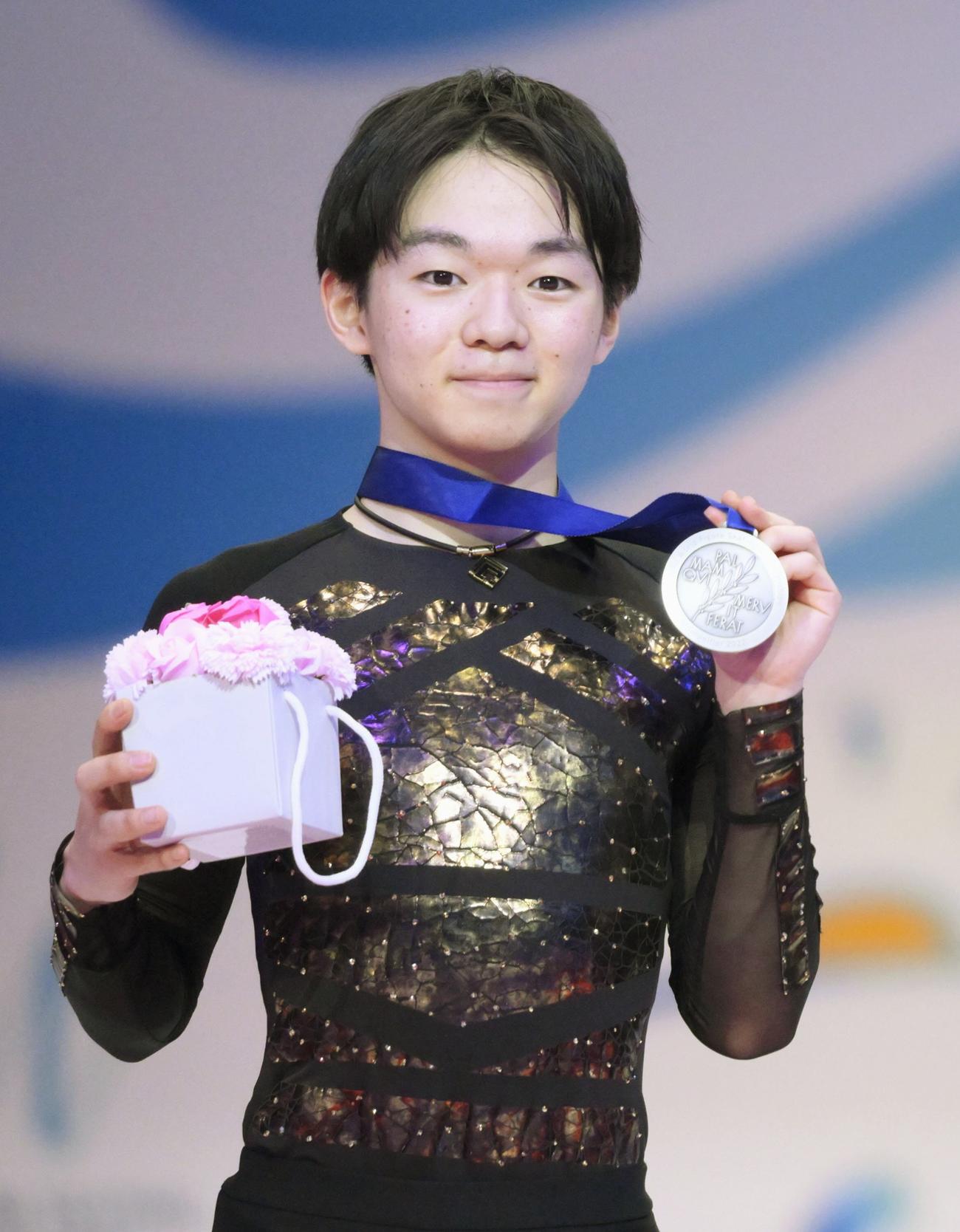 男子で2位となり、銀メダルを掲げる鍵山優真（共同）