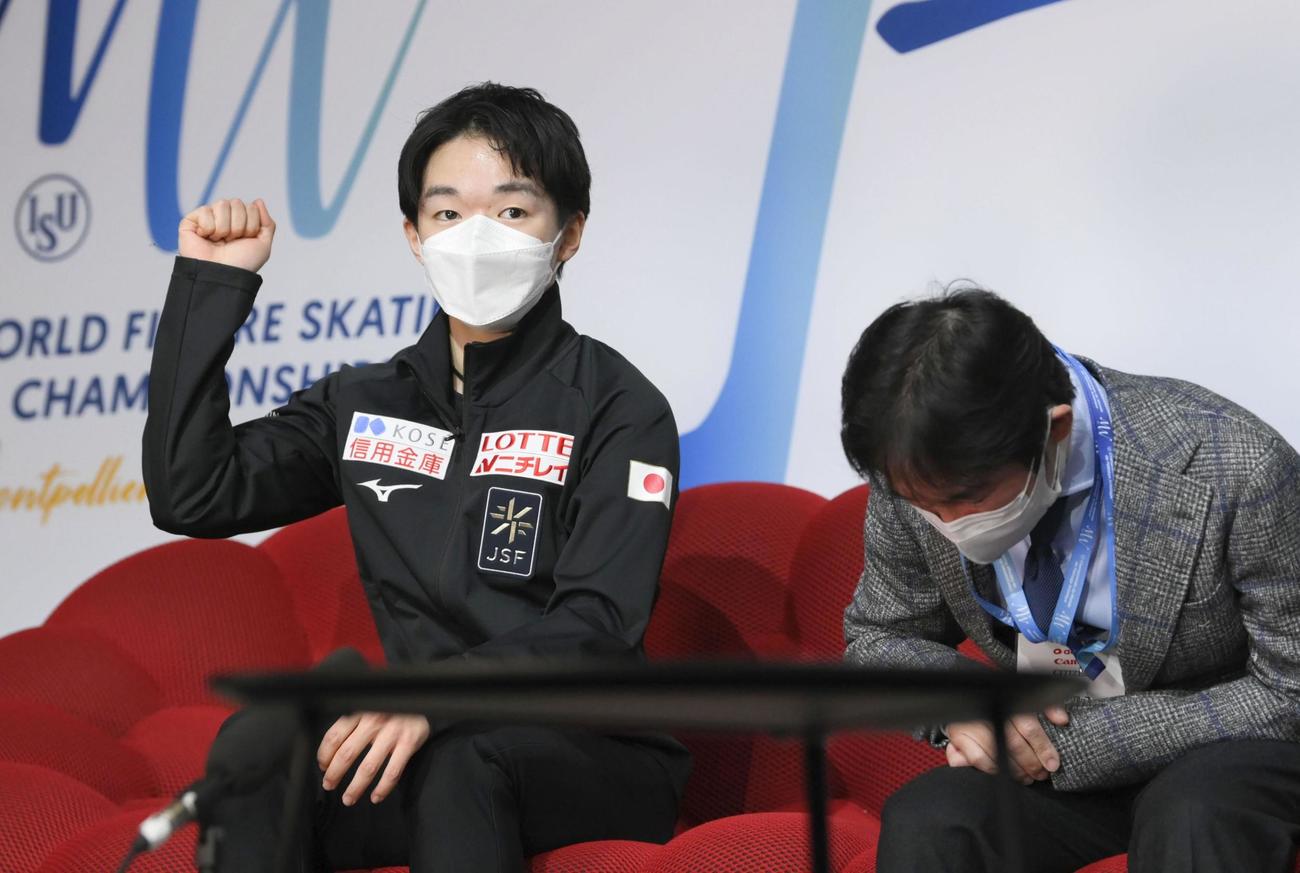 男子フリーの演技を終え、キス・アンド・クライでガッツポーズする鍵山優真（共同）