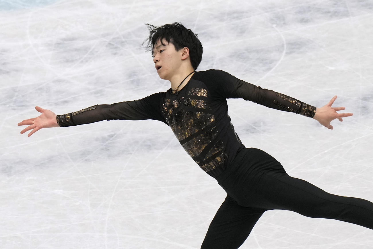 フィギュアスケート世界選手権男子フリー　演技する鍵山優真（AP）
