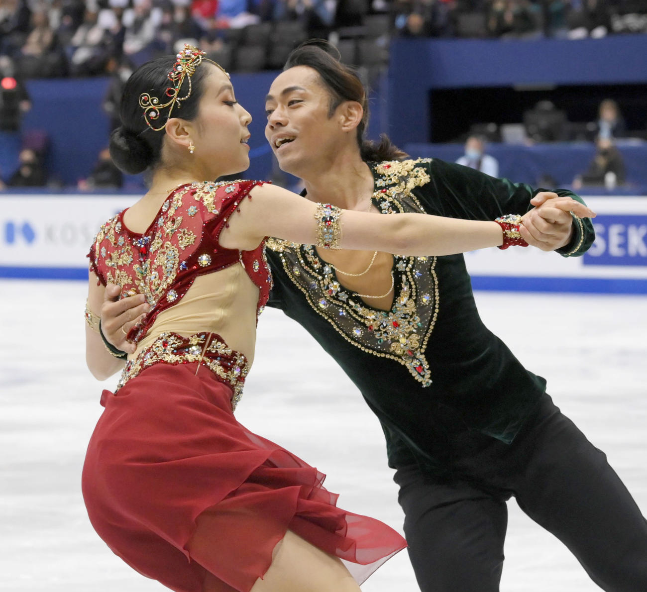 アイスダンスフリー　演技する村元（左）、高橋組