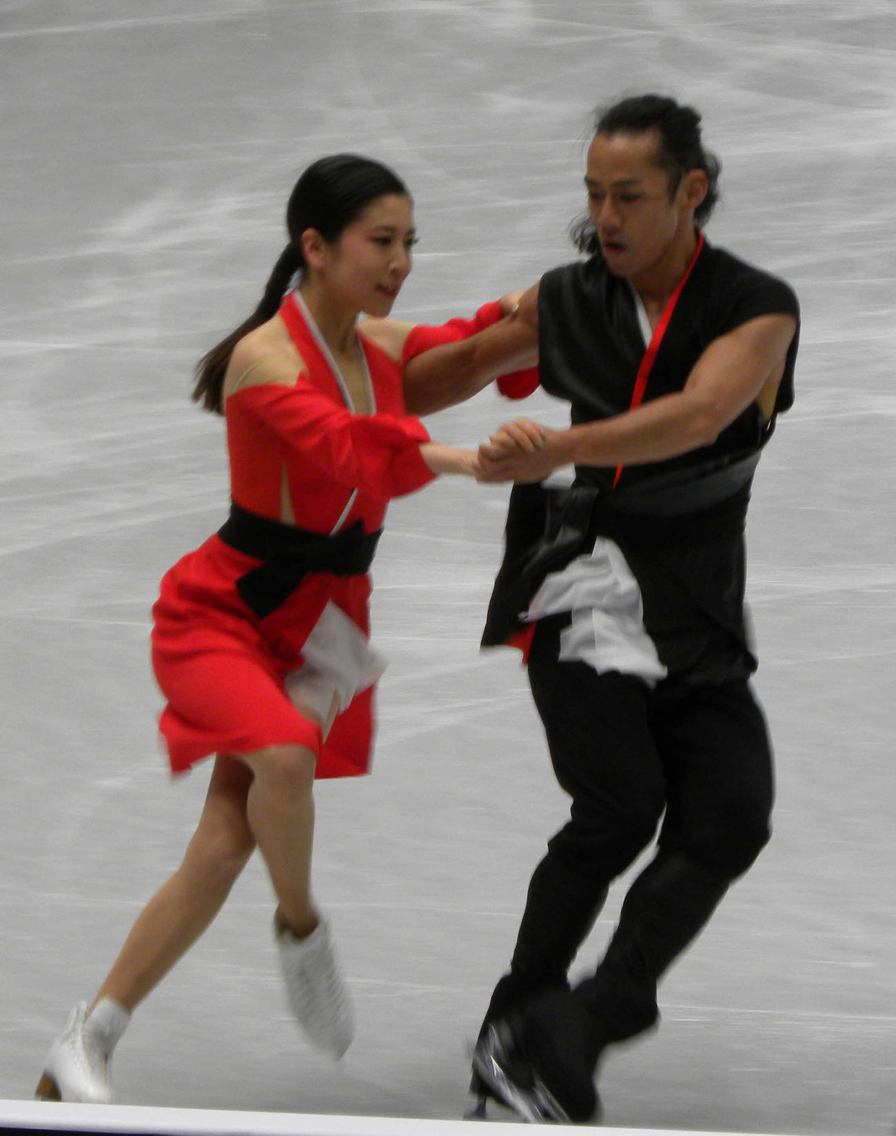 世界選手権アイスダンスのリズムダンスを前に、公式練習に臨んだ村元哉中（左）と高橋大輔