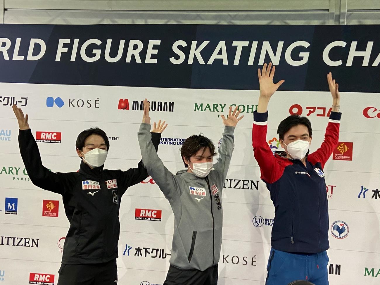 世界選手権男子優勝の宇野昌磨（中央）と2位の鍵山優真（左）、3位のビンセント・ジョウは記者会見後にポーズを取る