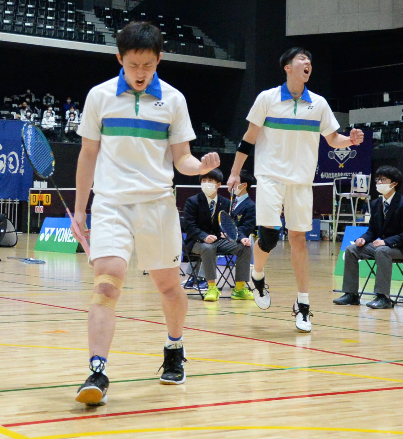 第1ダブルス、得点を決めガッツポーズするふたば未来学園・岩野（左）と斎藤（撮影・濱本神威）