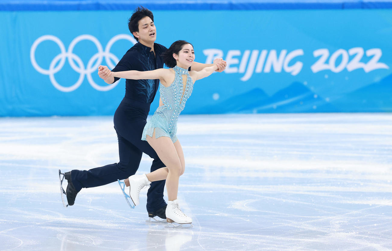 北京五輪フィギュアスケートペアSPで演技する三浦（右）、木原組（2022年2月18日撮影）