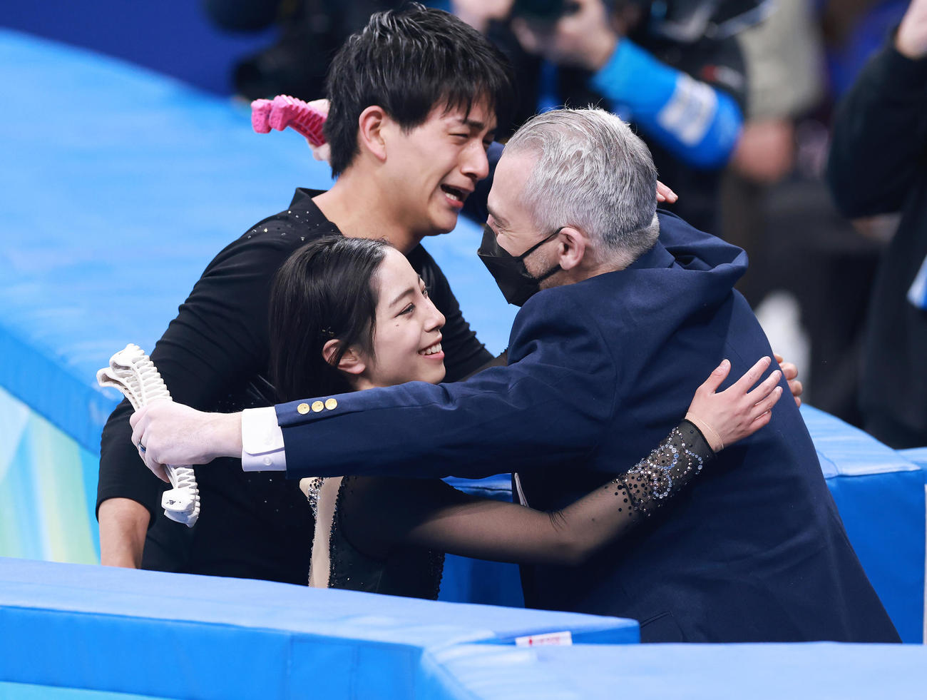 北京五輪フィギュアスケート・ペアフリーの演技を終えブルーノ・マルコット・コーチ（右）と抱き合う三浦（中央）、木原組（2022年2月19日撮影）
