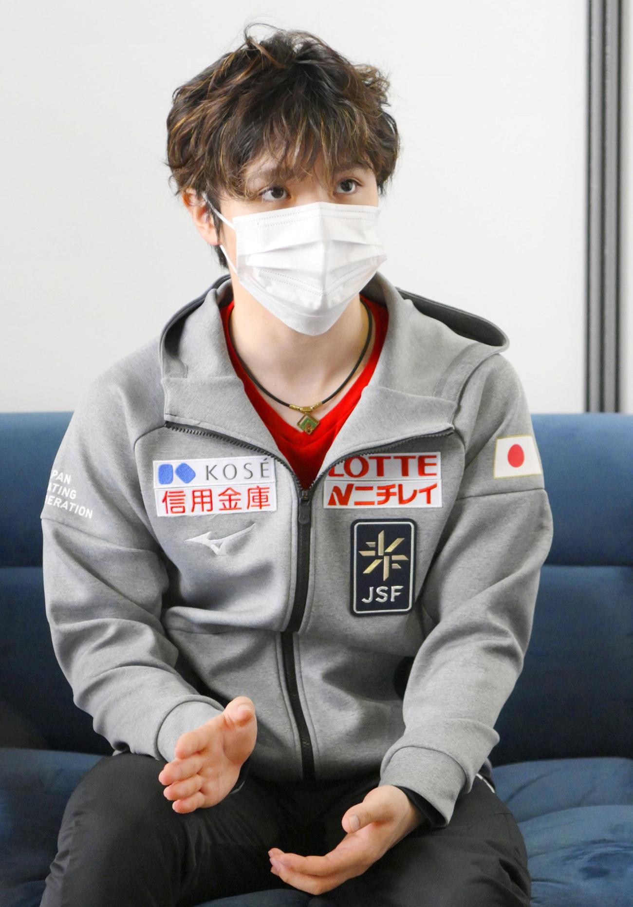 取材に応じる宇野昌磨（共同）
