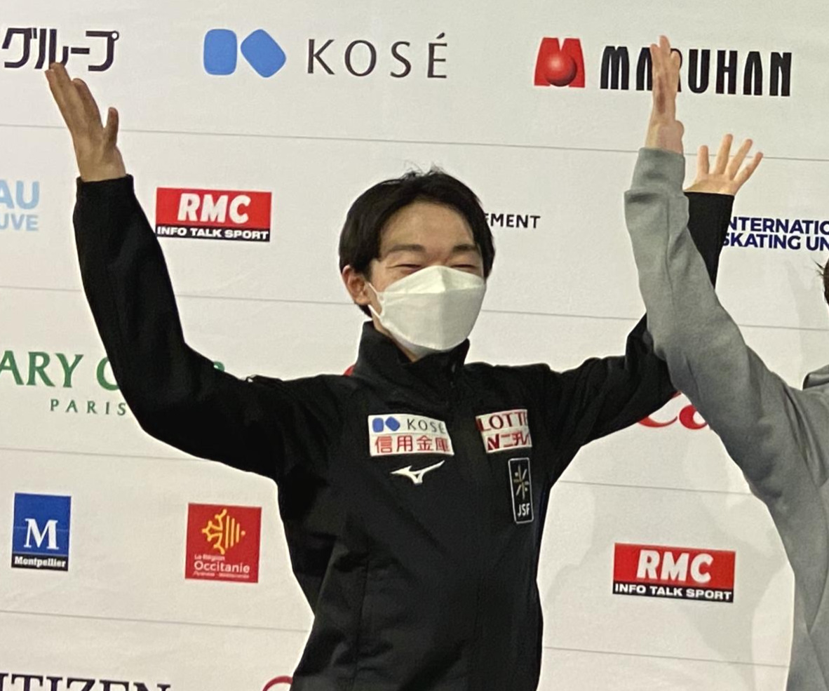 記者会見後にポーズを取る鍵山優真（2022年3月26日撮影）