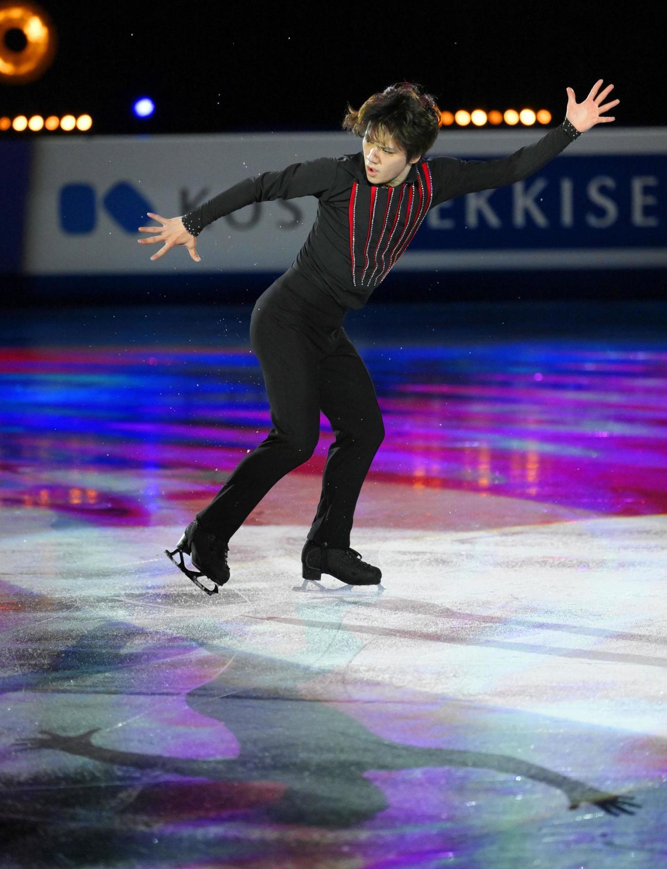 エキシビションで演技する宇野昌磨（共同）