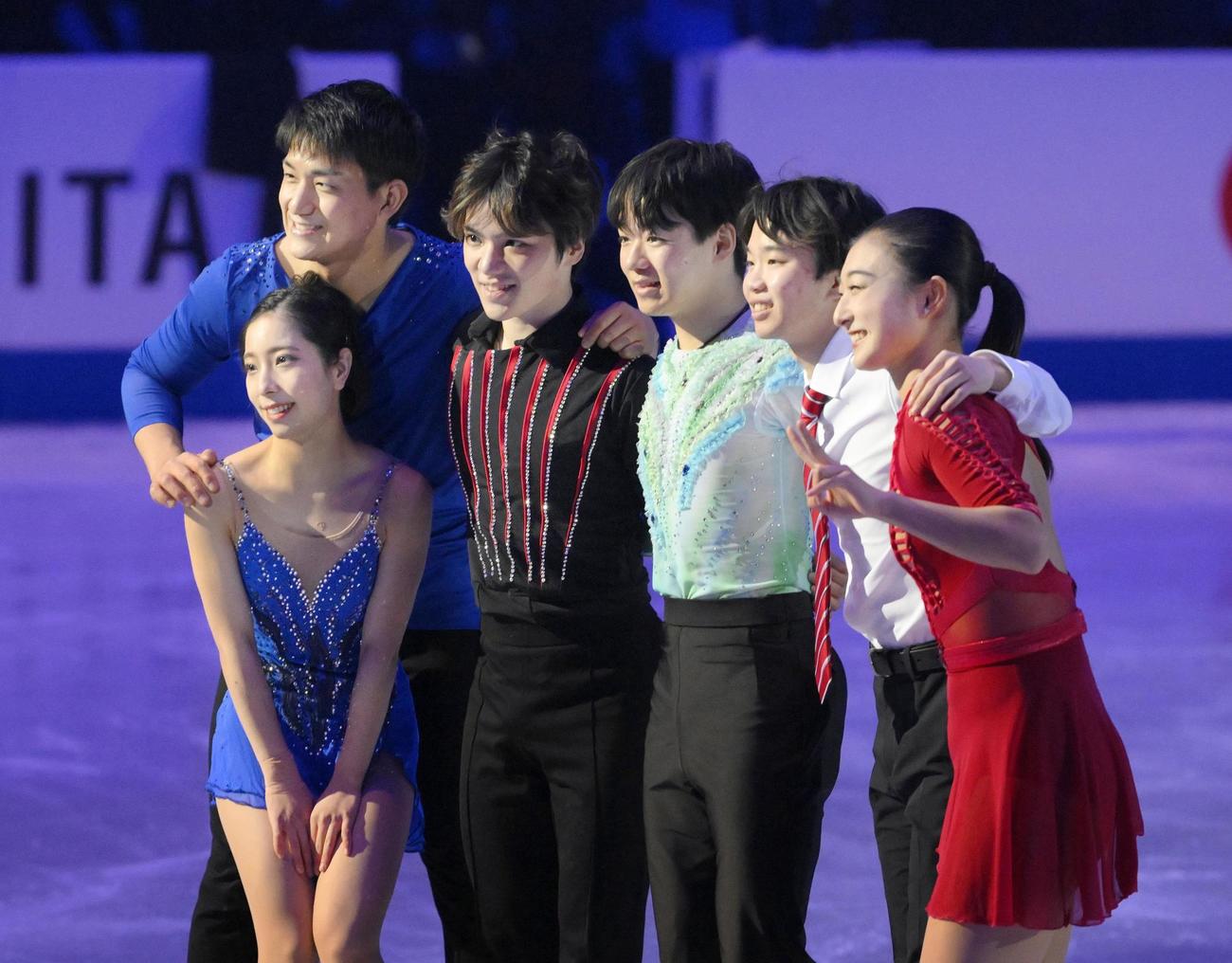 エキシビションを終え写真に納まる（左から）三浦璃来、木原龍一組、宇野昌磨、鍵山優真、友野一希、坂本花織（共同）