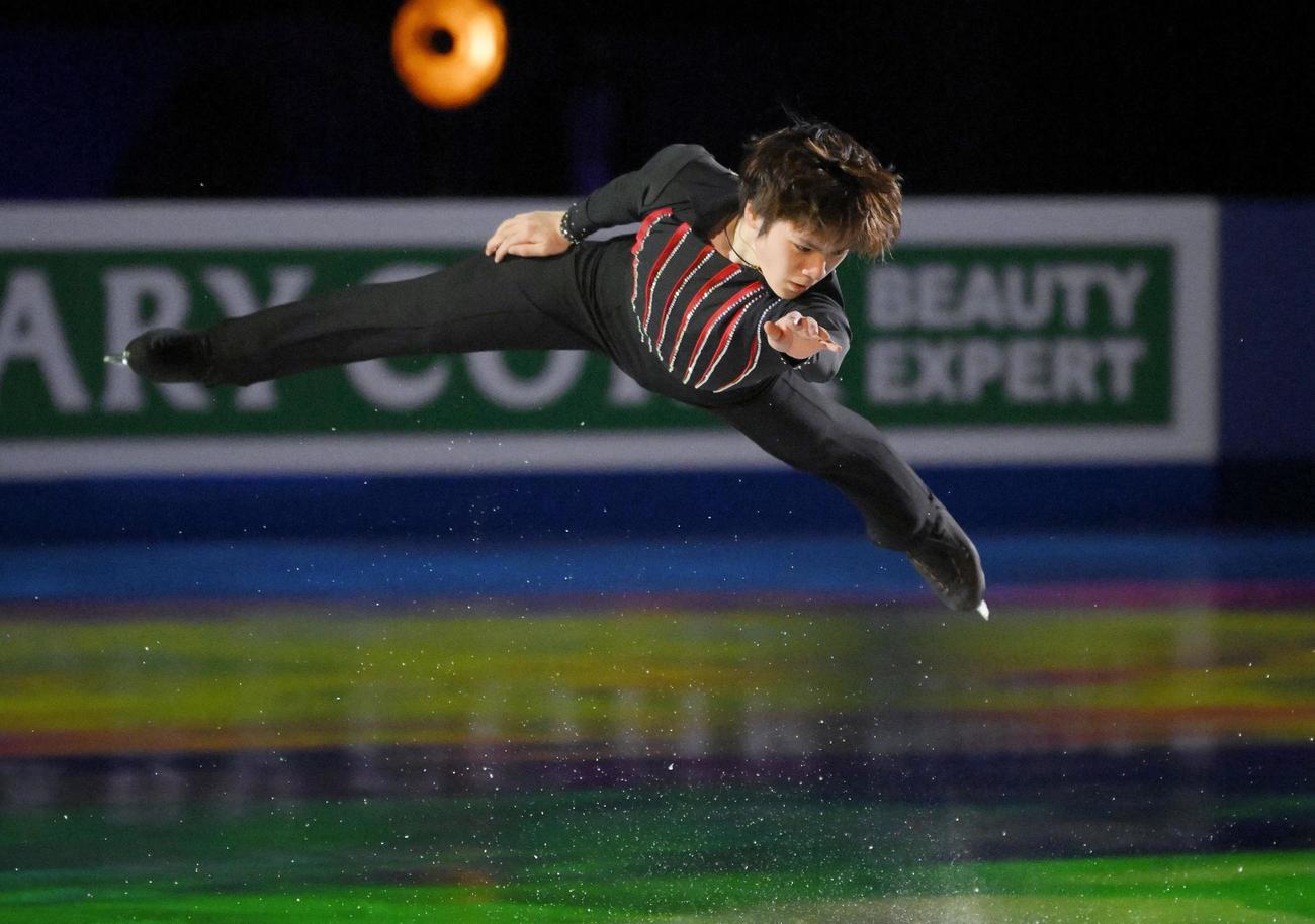 エキシビションで演技する宇野昌磨（共同）