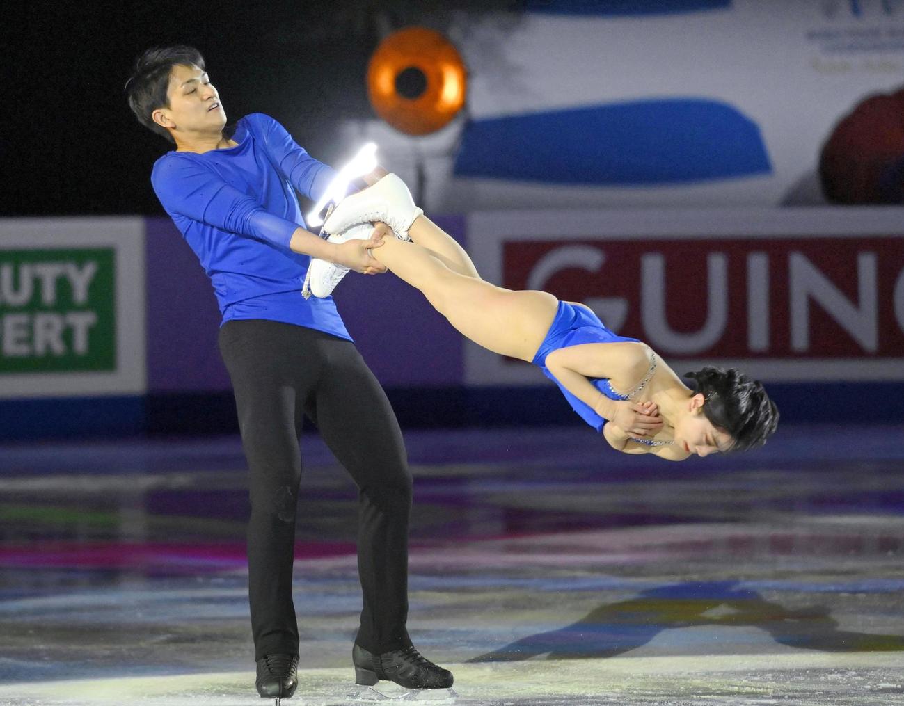 エキシビションで演技する三浦璃来、木原龍一組（共同）