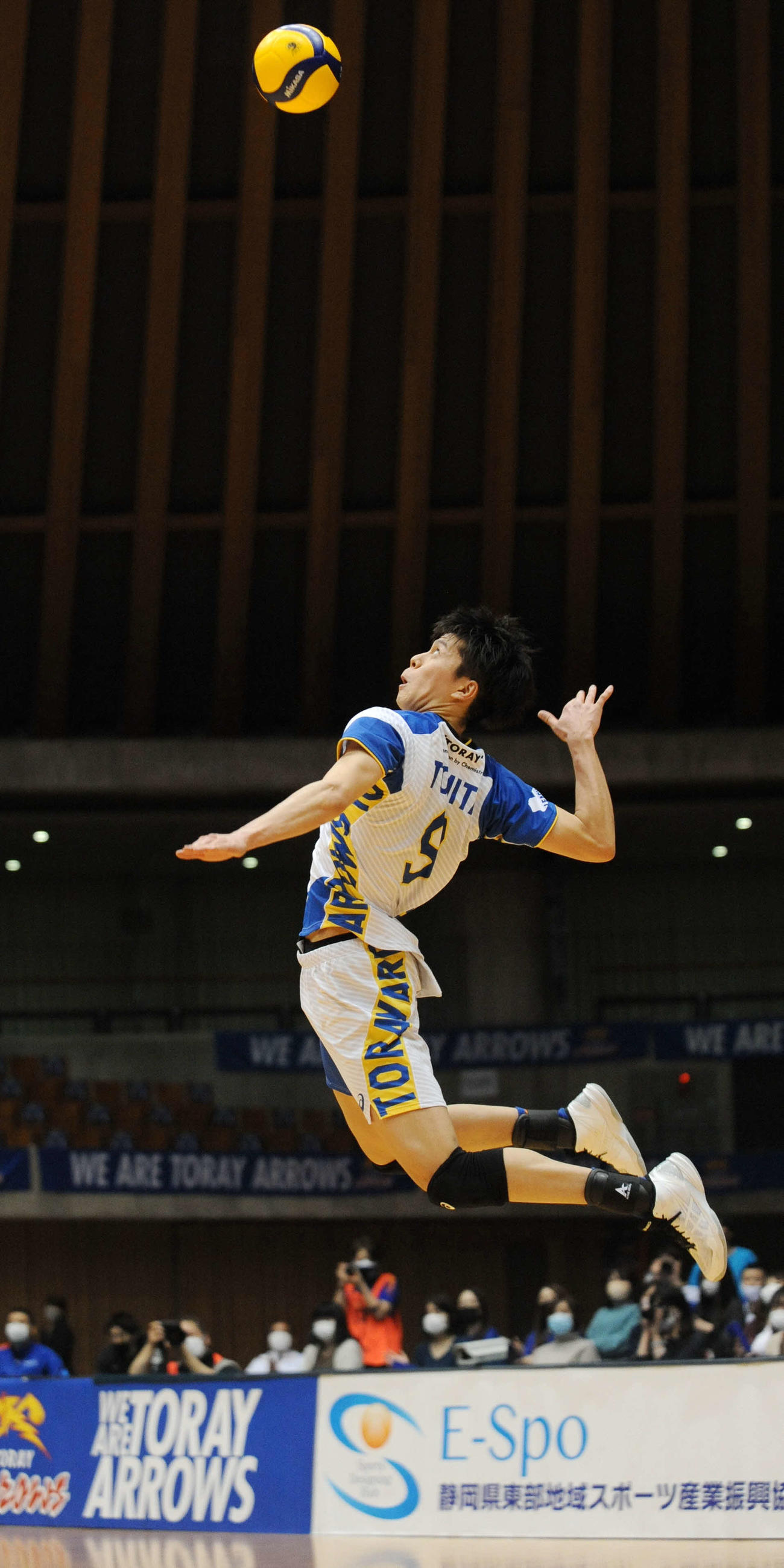 ジャンプサーブをを放つ東レの富田
