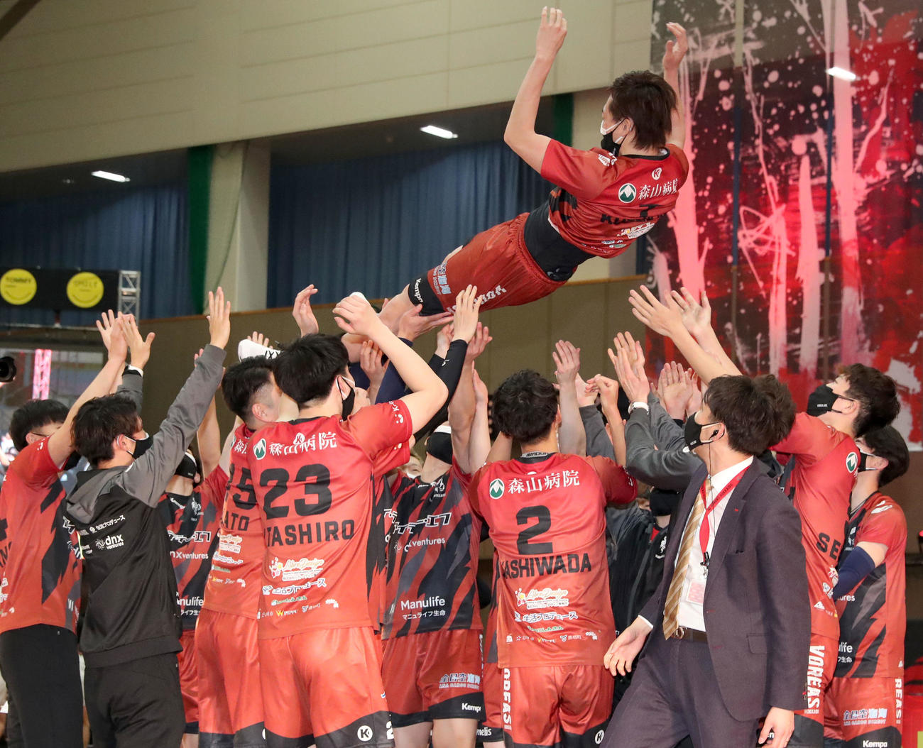 ヴォレアス北海道対富士通　V2初優勝を決め胴上げされるヴォレアス北海道の越川（撮影・佐藤翔太）