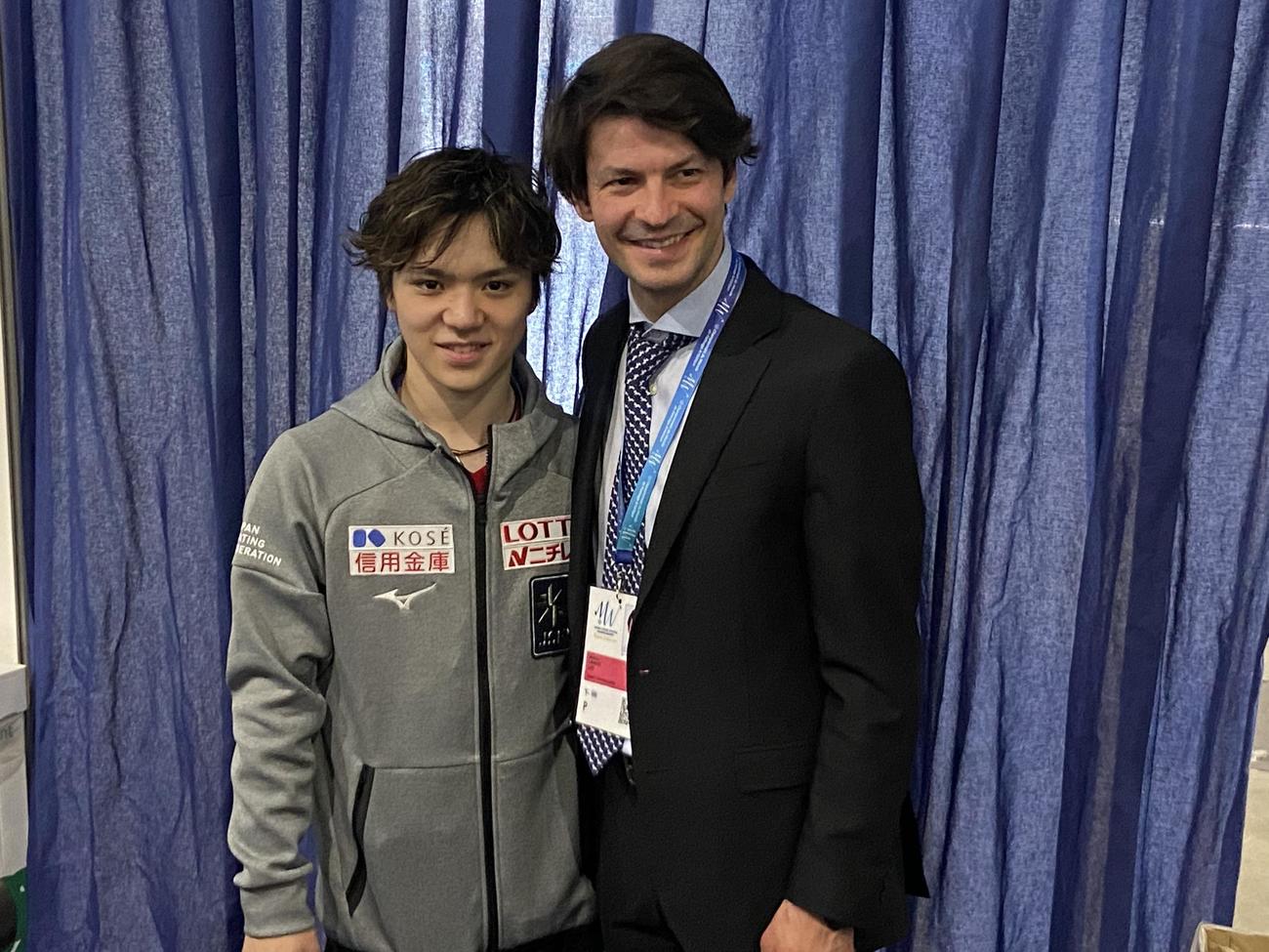 世界選手権男子で初優勝し笑顔を見せる宇野（左）とステファン・ランビエル・コーチ（2022年3月26日撮影）