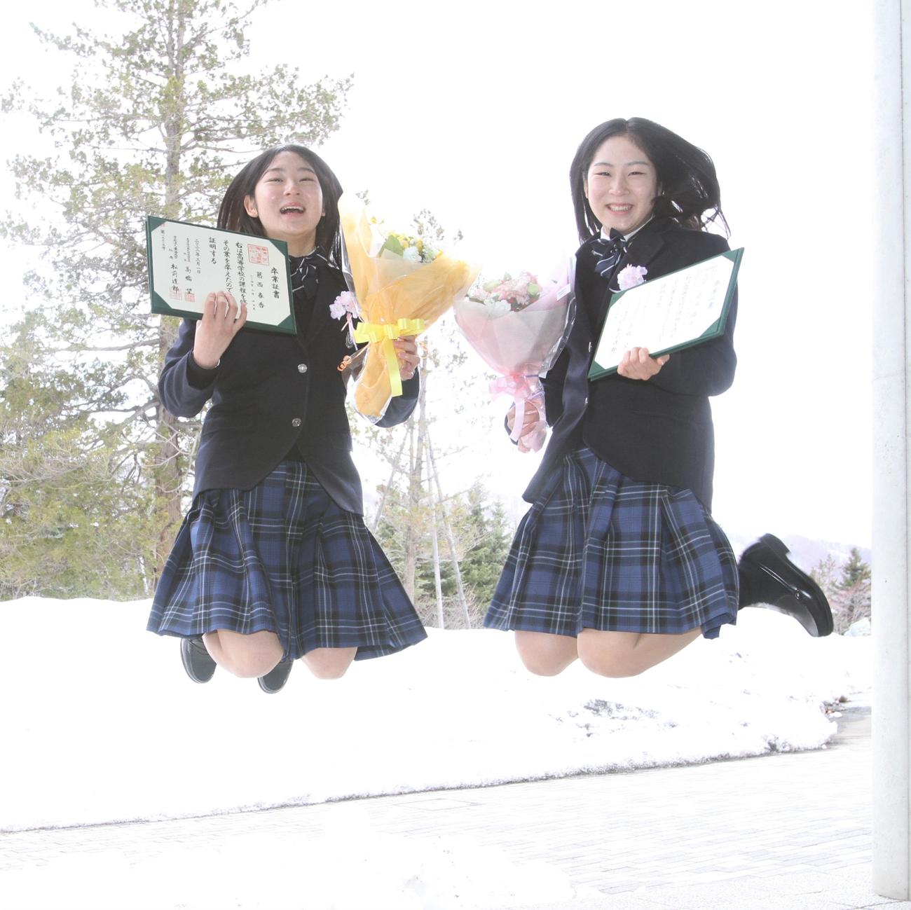 卒業証書を手にジャンプする葛西姉妹。妹春香（左）と姉優奈（撮影・奥村晶治）