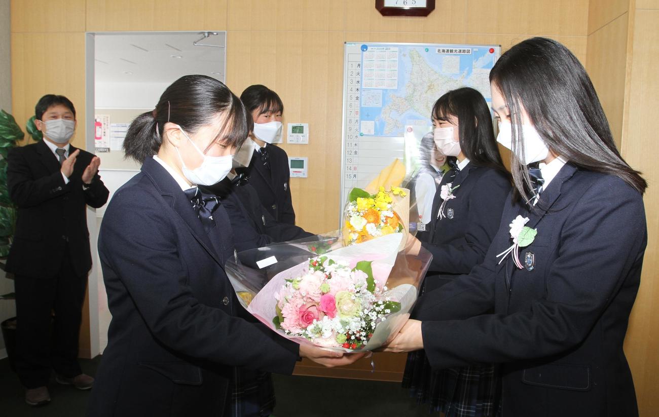 在校生から花束を受け取る葛西姉妹。妹春香（右奥）と姉優奈（右手前）（撮影・奥村晶治）