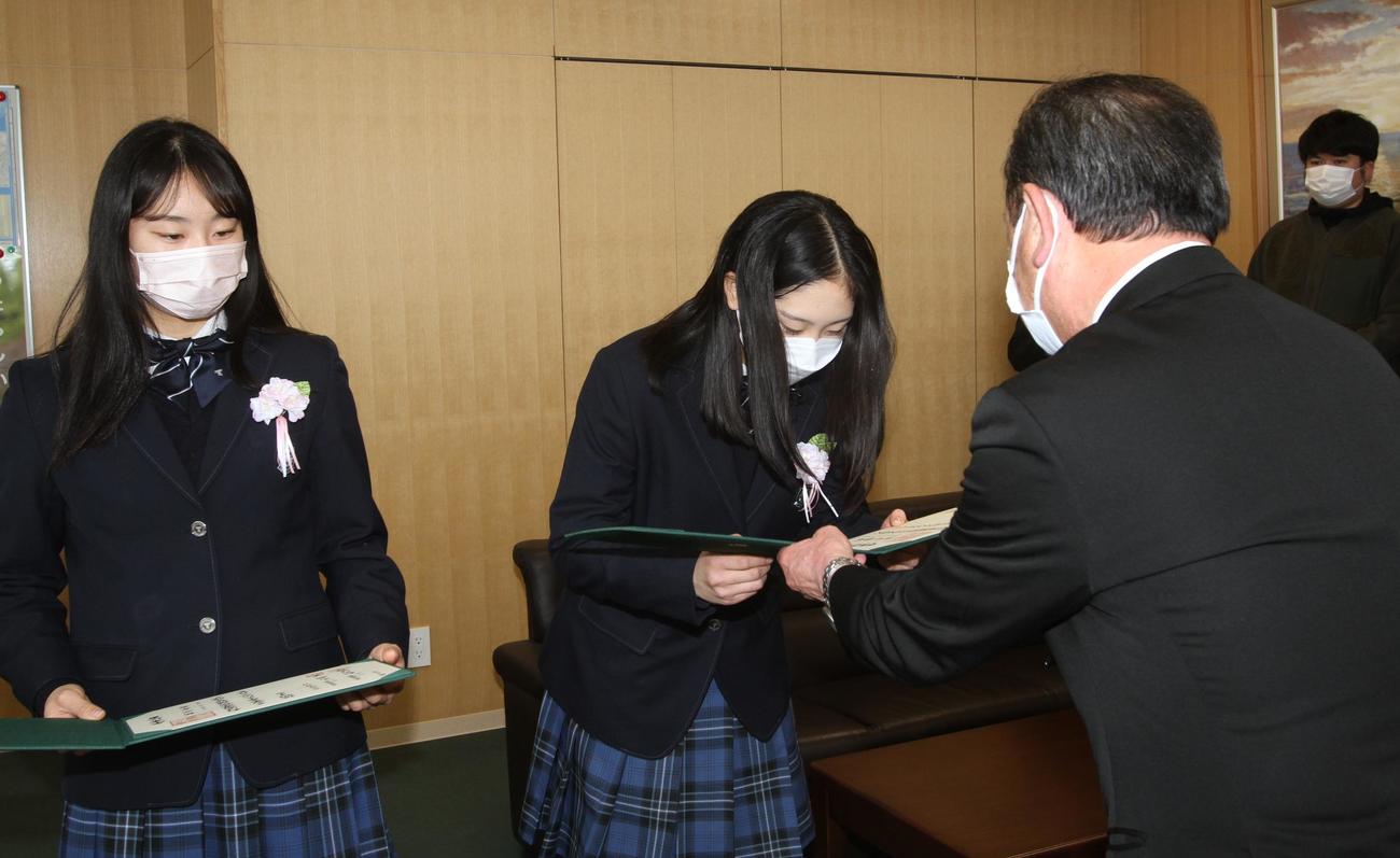 卒業証書を手にジャンプする葛西姉妹。妹春香（左）と姉優奈（撮影・奥村晶治）