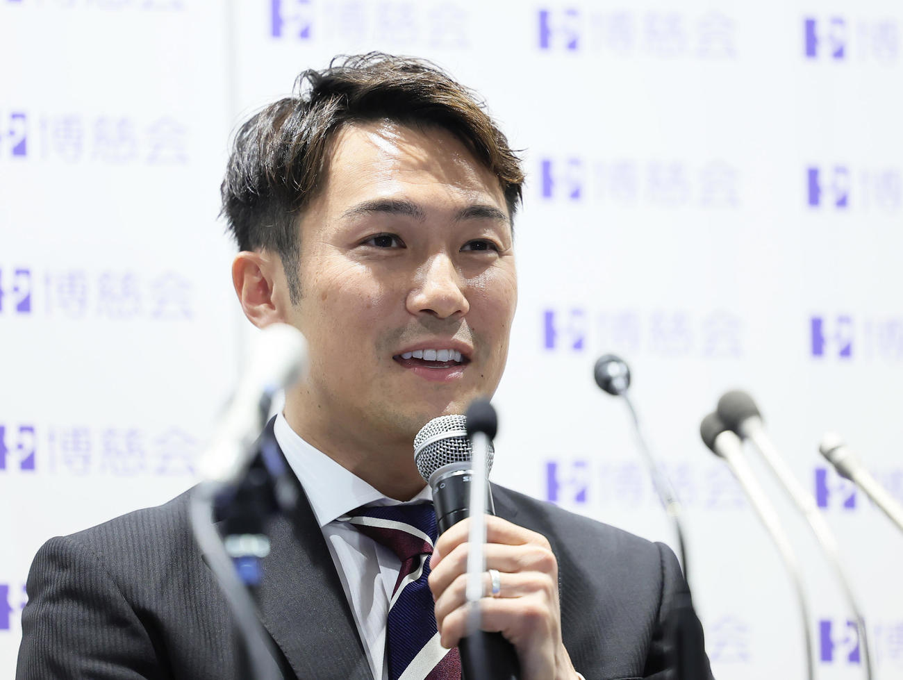 引退会見に臨む加藤（撮影・足立雅史）