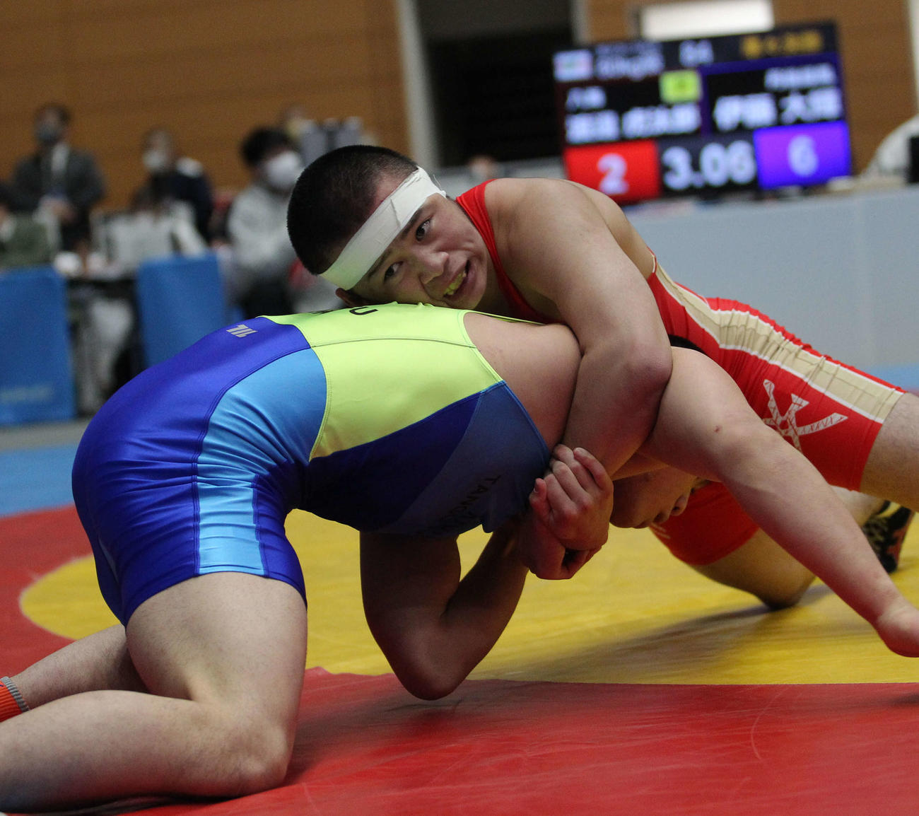 80キロ級準々決勝　必死に反撃する渡辺虎汰郎（上）