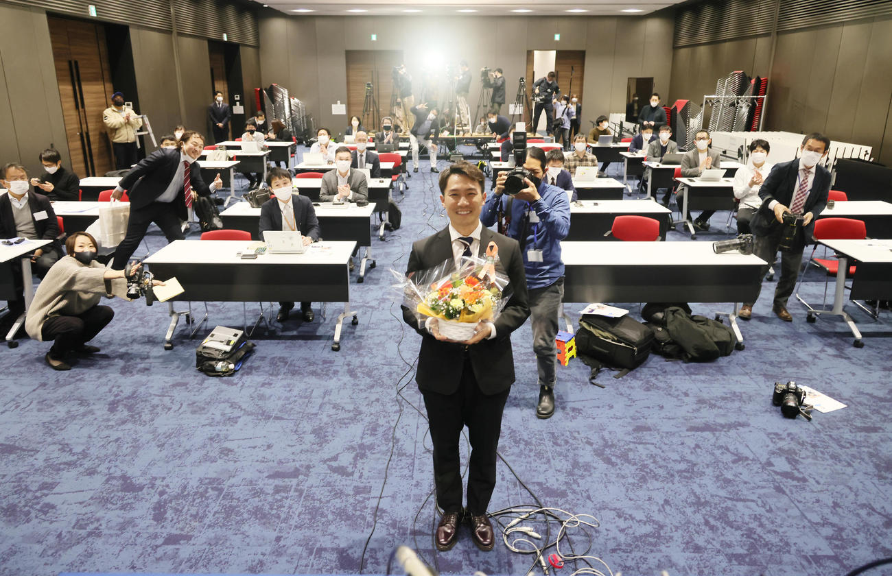 引退会見を終え、報道陣らと記念撮影する加藤（中央）（撮影・足立雅史）