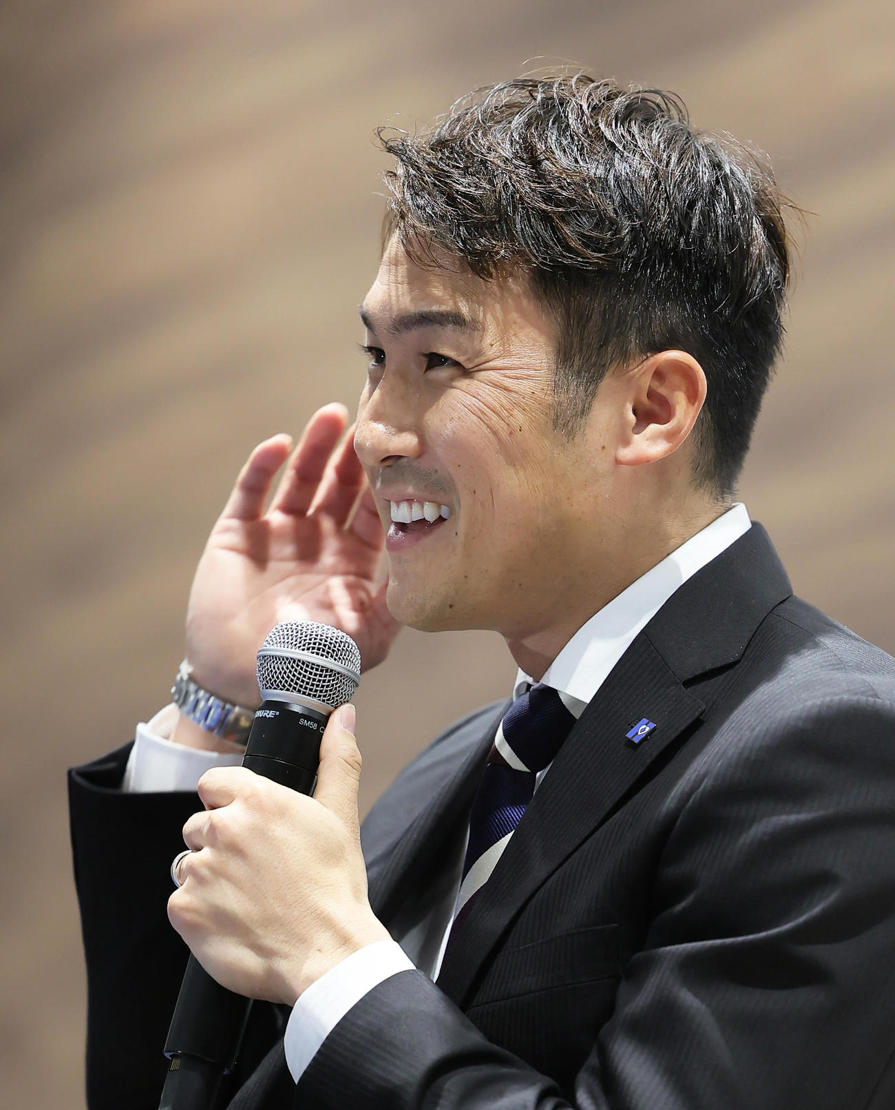 引退会見に臨む加藤（撮影・足立雅史）