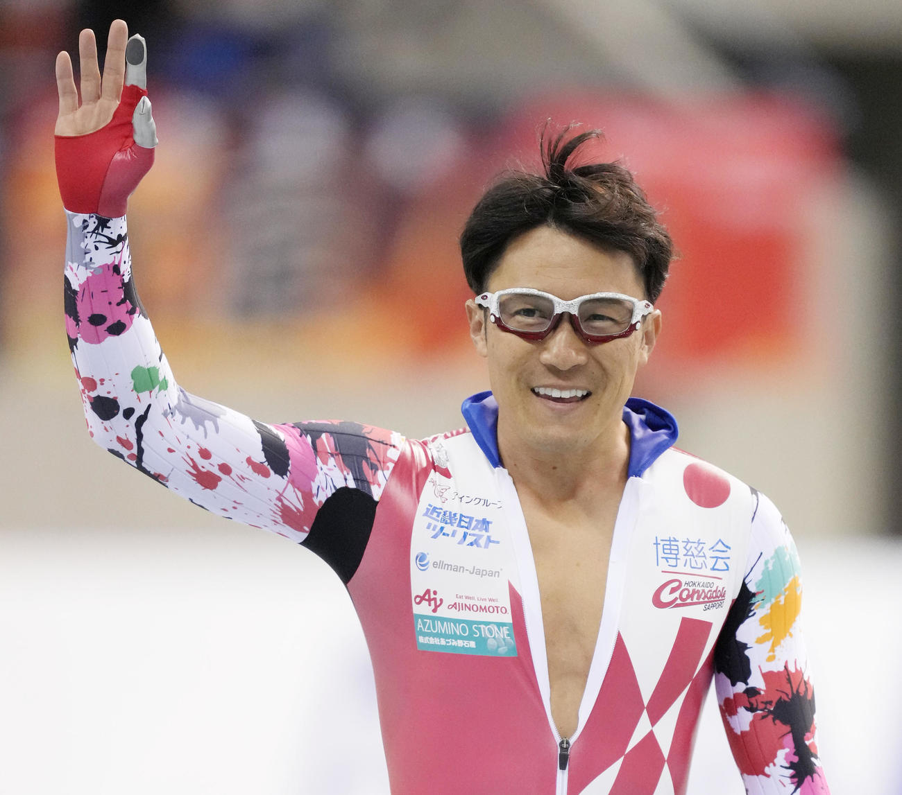 2021年12月29日、スピードスケート北京五輪代表選考会で男子500メートルを終え、スタンドに手を振る加藤