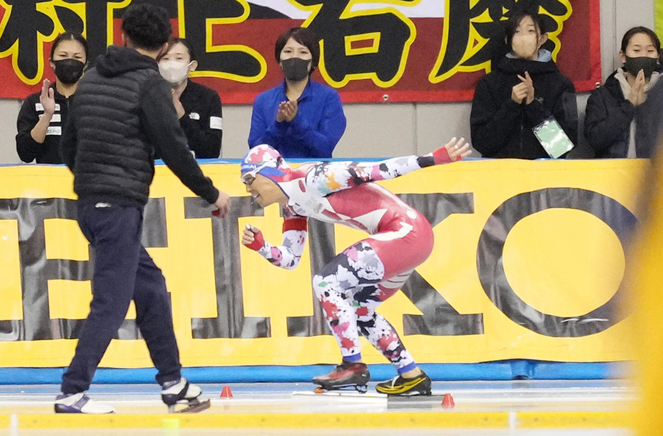 2021年12月29日、スピードスケート北京五輪代表選考会男子500メートルで転倒し、コースに戻る加藤